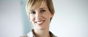 Frau mit kurzen blonden Haaren Frau mit kurzen blonden Haaren